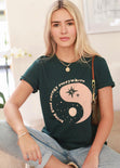 Camiseta estampada "bring good energy everywhere" color verde para mujer - Flashy