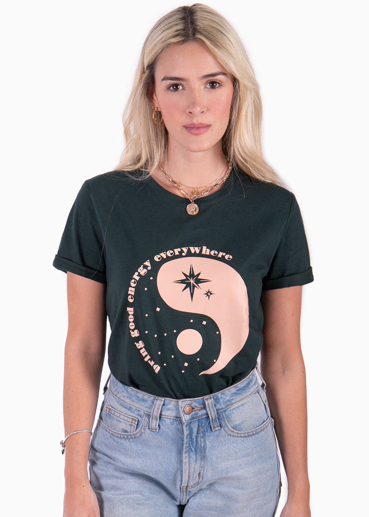 Camiseta estampada "bring good energy everywhere" color verde para mujer - Flashy