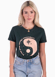 Camiseta estampada "bring good energy everywhere" color verde para mujer - Flashy