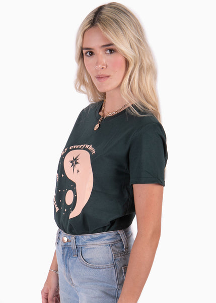 Camiseta estampada "bring good energy everywhere" color verde para mujer - Flashy