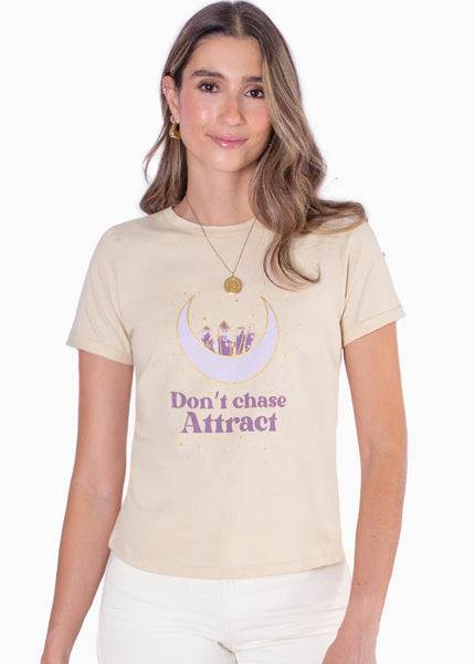 Camiseta estampada "Don't chase attract" color beige para mujer - Flashy