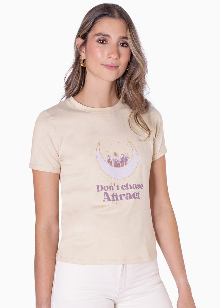 Camiseta estampada "Don't chase attract" color beige para mujer - Flashy