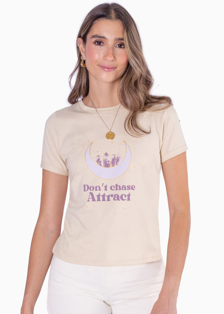 Camiseta estampada "Don't chase attract" color beige para mujer - Flashy