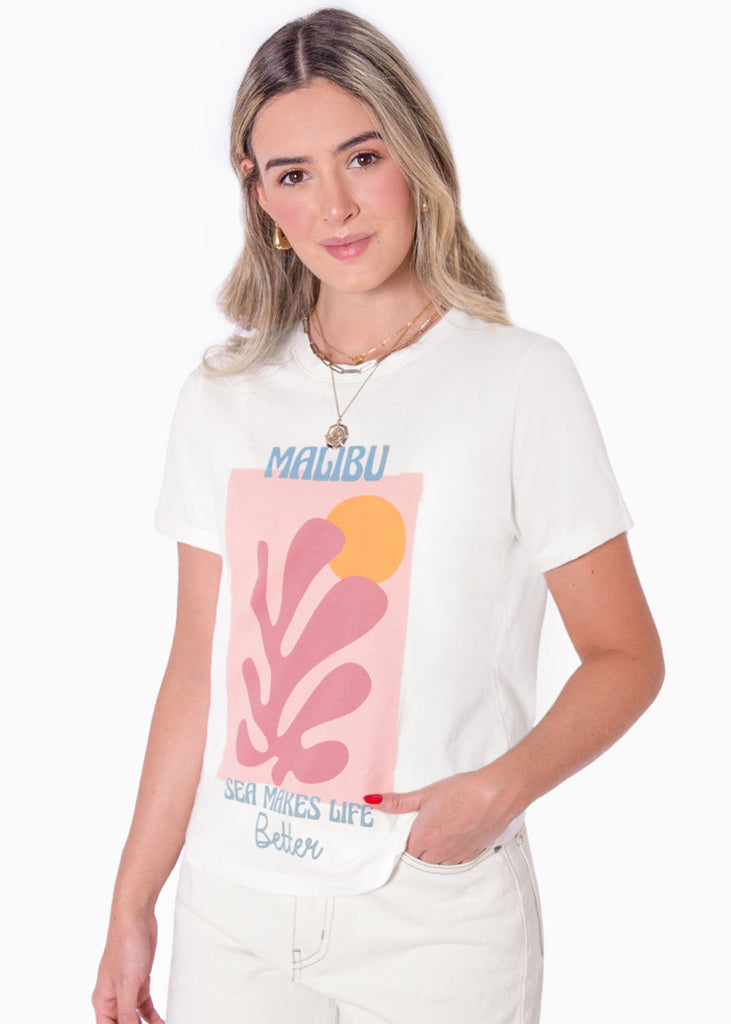 Camiseta estampada "Malibu, sea makes life better" color blanco, marfil para mujer - Flashy