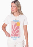 Camiseta estampada "Malibu, sea makes life better" color blanco, marfil para mujer - Flashy