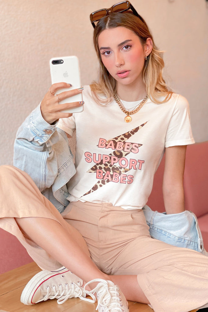 Camiseta estampada rayo "Babes support babes" con animal print color blanco para mujer - Flashy