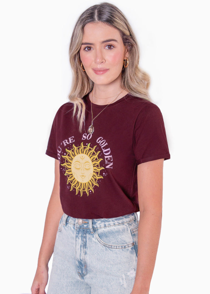 Camiseta estampada "You're so golden" color vino para mujer - Flashy