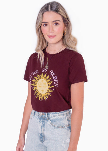 Camiseta estampada "You're so golden" color vino para mujer - Flashy