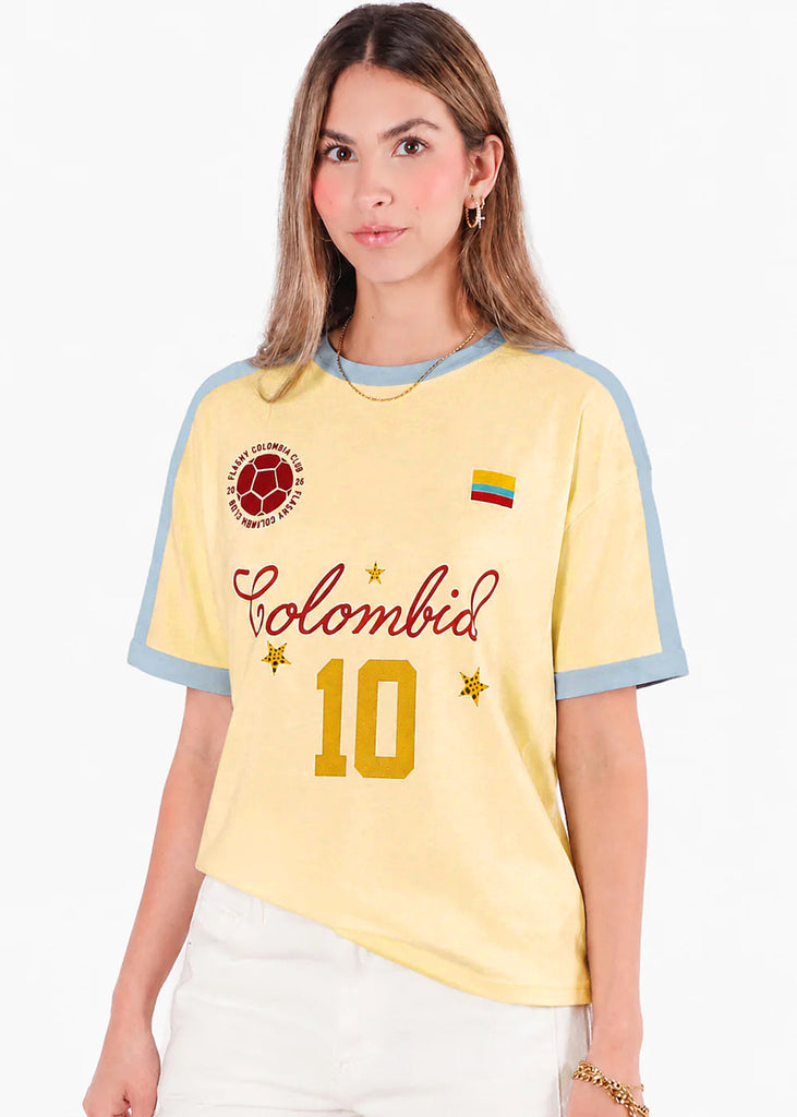 Camiseta oversize color amarillo con contraste azul en cuello, puños y hombros - PREMIUM.COLOMBIA