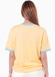 Camiseta oversize color amarillo con contraste azul en cuello, puños y hombros - COLOMBIA