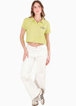 Camiseta tipo polo cropped con perilla, cuello y bordado - GERBERA.AMARILLO