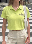 Camiseta tipo polo cropped con perilla, cuello y bordado - GERBERA.AMARILLO