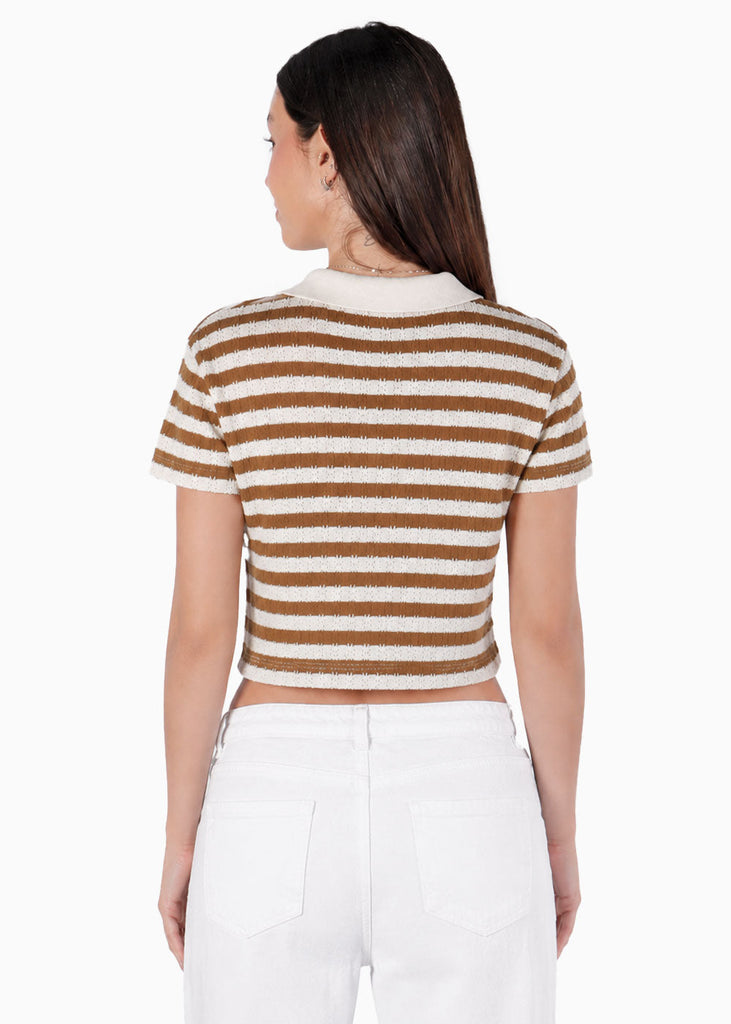 Camiseta tipo polo cropped con perilla cuello en contraste y bordado - TEGUCIGALPA