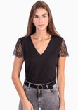 Camiseta con escote en v y mangas de encaje para mujer - Flashy