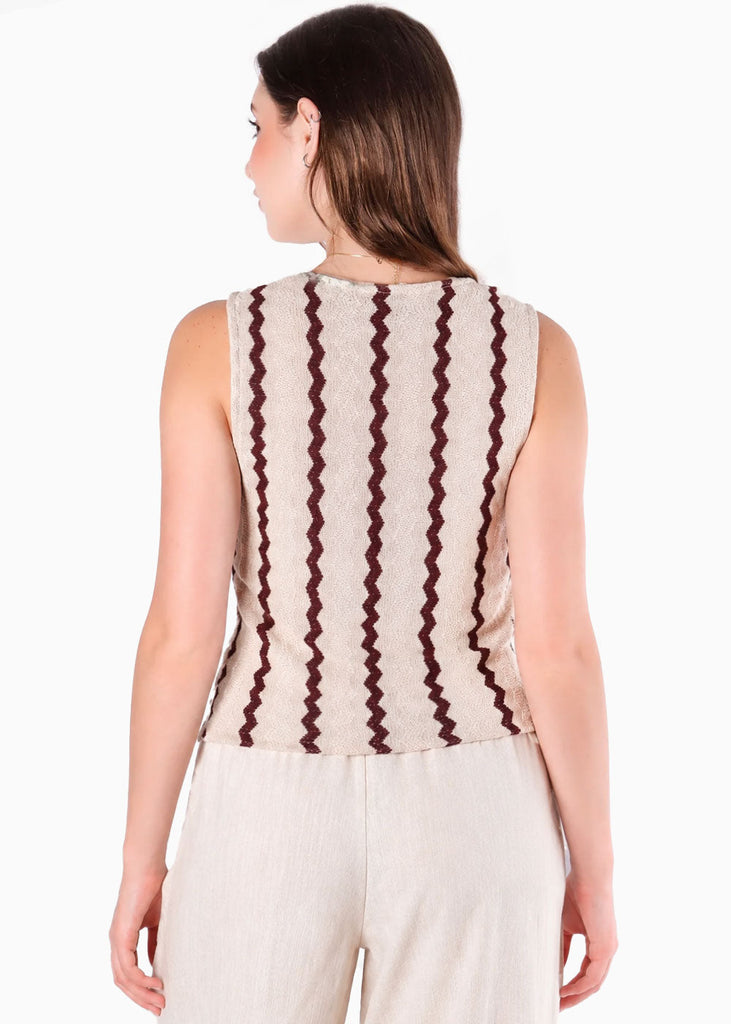 Chaleco con cuello en V y broches en escote en tela tejida de color vinotinto - CEREZA