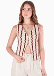 Chaleco con cuello en V y broches en escote en tela tejida de color vinotinto - CEREZA