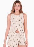 Chaleco tipo sastre con cuello redondo, abertura y estampado de palmeras color beige para mujer - Flashy