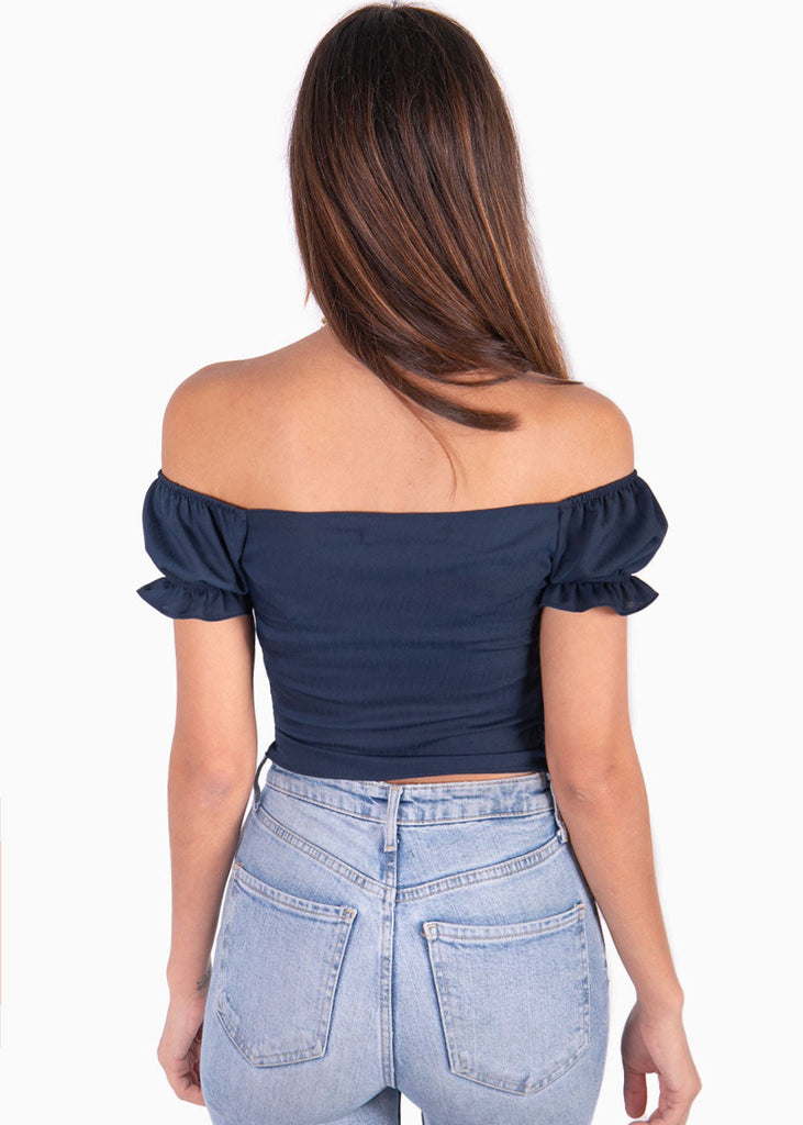 Crop top con escote campesino y recogidos color azul para mujer - Flashy