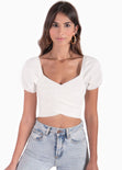 Crop top con escote cruzado y mangas embombadas color beige para mujer - Flashy