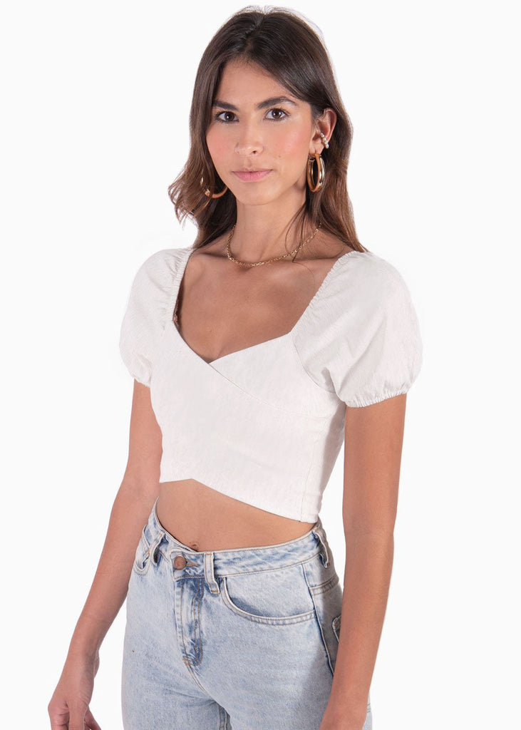 Crop top con escote cruzado y mangas embombadas color beige para mujer - Flashy
