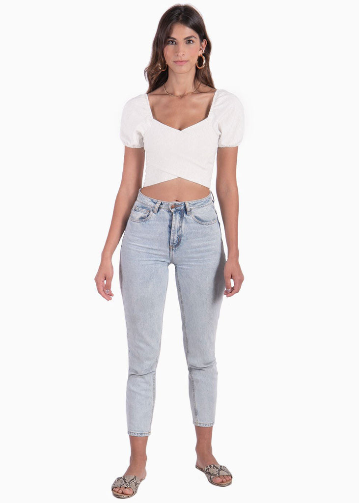 Crop top con escote cruzado y mangas embombadas color beige para mujer - Flashy
