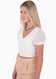 Crop top con escote en v y mangas embombadas color blanco para mujer - Flashy