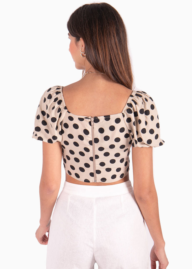 Crop top con estampado de puntos, mangas embombadas y escote cuadrado color beige para mujer - Flashy