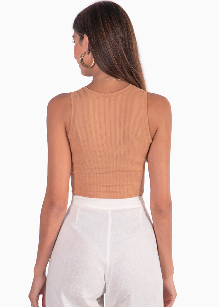 Crop top cuello alto con entorchado en frente color café, camel para mujer - Flashy