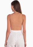 Crop top cuello alto con entorchado en frente color café, camel para mujer - Flashy