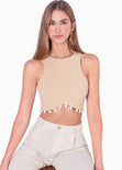 Crop top cuello halter con apliques de caracoles color beige para mujer - Flashy