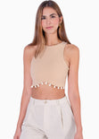 Crop top cuello halter con apliques de caracoles color beige para mujer - Flashy