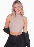 Crop top cuello halter sin mangas color beige para mujer - Flashy