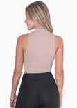 Crop top cuello halter sin mangas color beige para mujer - Flashy