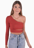 Crop top de un solo hombro y cruce en abdomen color terracota para mujer - Flashy