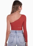 Crop top de un solo hombro y cruce en abdomen color terracota para mujer - Flashy