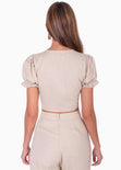 Crop top manga corta con recogidos y anudado en frente color beige para mujer - Flashy