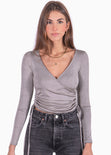 Crop top manga larga con escote cruzado y recogidos en costados color gris para mujer - Flashy