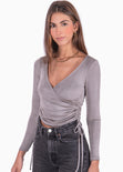 Crop top manga larga con escote cruzado y recogidos en costados color gris para mujer - Flashy