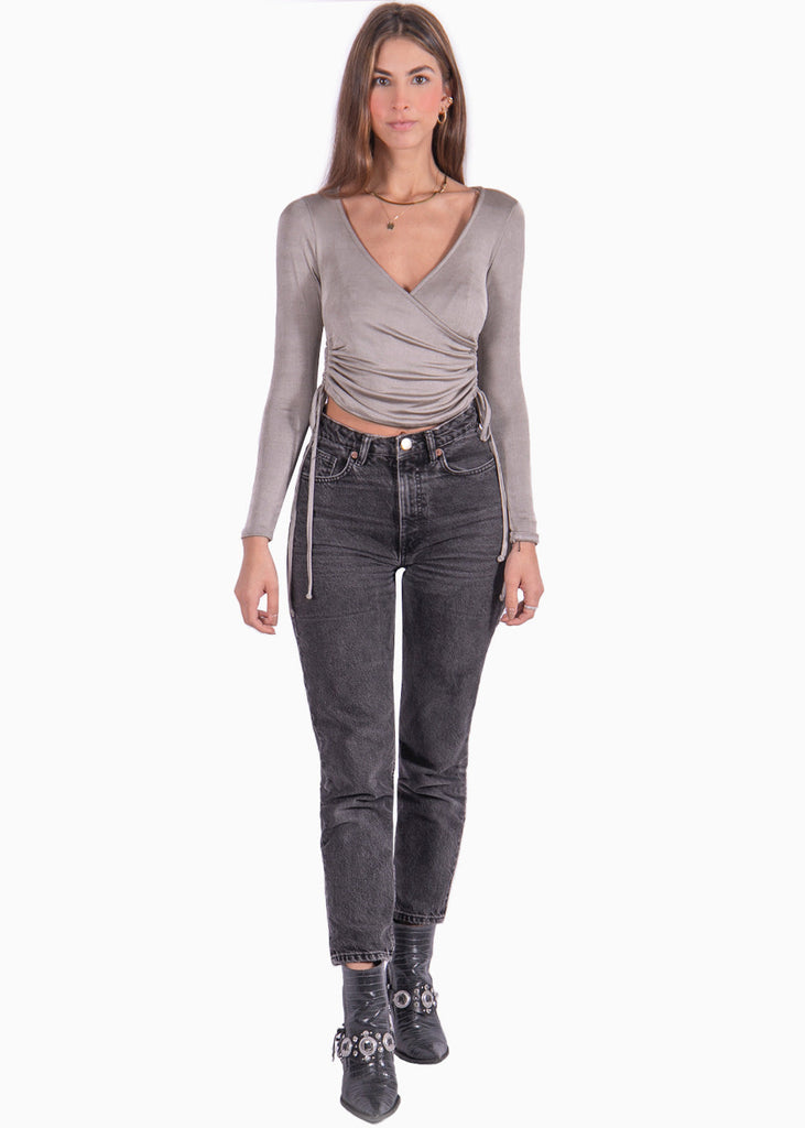Crop top manga larga con escote cruzado y recogidos en costados color gris para mujer - Flashy