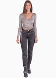 Crop top manga larga con escote cruzado y recogidos en costados color gris para mujer - Flashy
