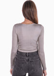 Crop top manga larga con escote cruzado y recogidos en costados color gris para mujer - Flashy