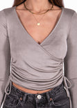 Crop top manga larga con escote cruzado y recogidos en costados color gris para mujer - Flashy