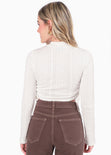 Crop top manga larga cuello alto con anudados en costados color marfil para mujer - Flashy