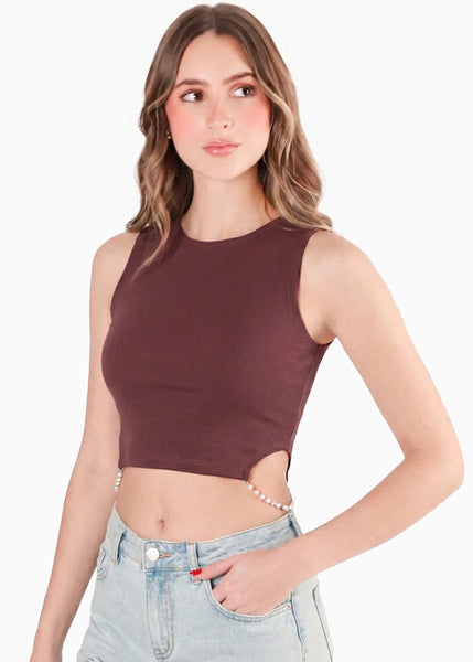 Crop top sin mangas con apliques de perlas en costados color café para mujer - Flashy