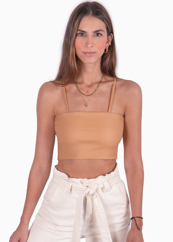 Crop top tipo cuero de tiras con escote cuadrado color camel, café para mujer - Flashy