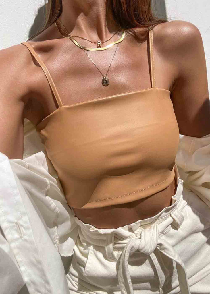 Crop top tipo cuero de tiras con escote cuadrado color camel, café para mujer - Flashy