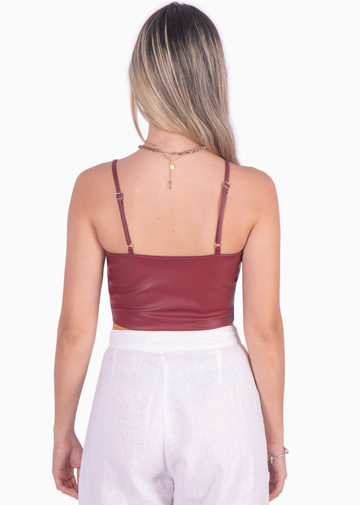 Crop top tipo cuero de tiras con escote cuadrado color vino para mujer - Flashy
