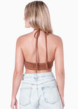 Crop top tipo halter con abertura y con aplique de piedras brillantes color café para mujer - Flashy