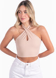 Crop top halter con abertura en escote color beige para mujer - Flashy