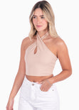 Crop top halter con abertura en escote color beige para mujer - Flashy